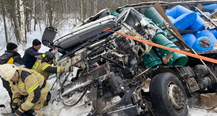 Водителя большегруза вырезали из кабины: в Кировской области ДТП с 4 грузовиками 