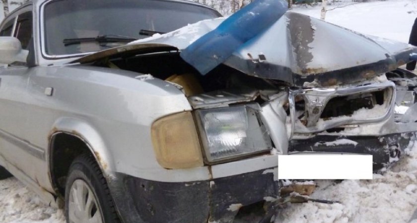  В Кирово-Чепецке водитель ГАЗ врезался в опору уличного освещения: пострадали двое детей
