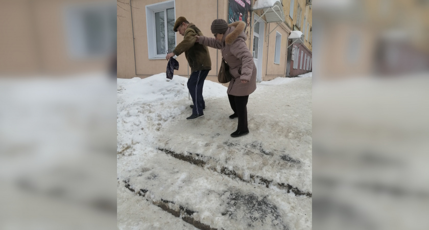 "Скатываешься на проезжую часть": чепчане и мэрия о нечищенных тротуарах в центре города