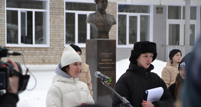 В Чепецке почтили память погибшего героя Алексея Некрасова