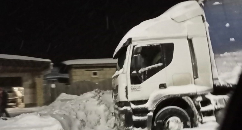 Из-за плохой погоды на трассах в Кировской области ограничили движение большегрузов
