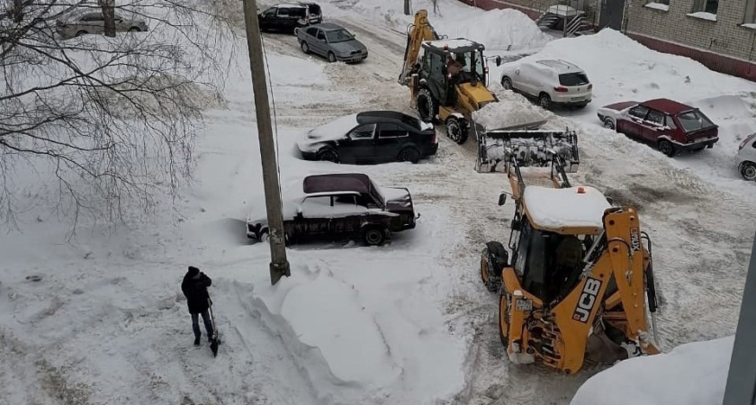 Известно, какие дворы в Чепецке очистят от снега 14 марта