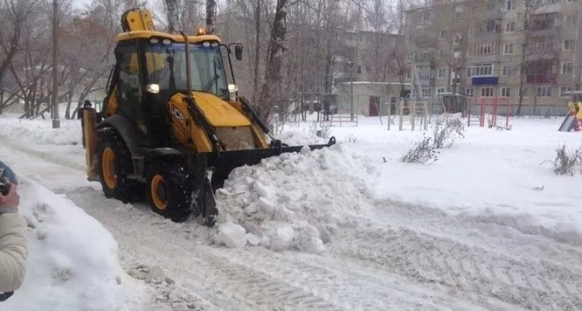 С каких улиц Чепецка вывезут снег 17 марта: новый список адресов