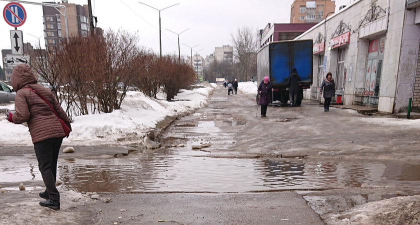 Лед и лужи по колено: чепчане жалуются на дворы и тротуары, по которым невозможно пройти