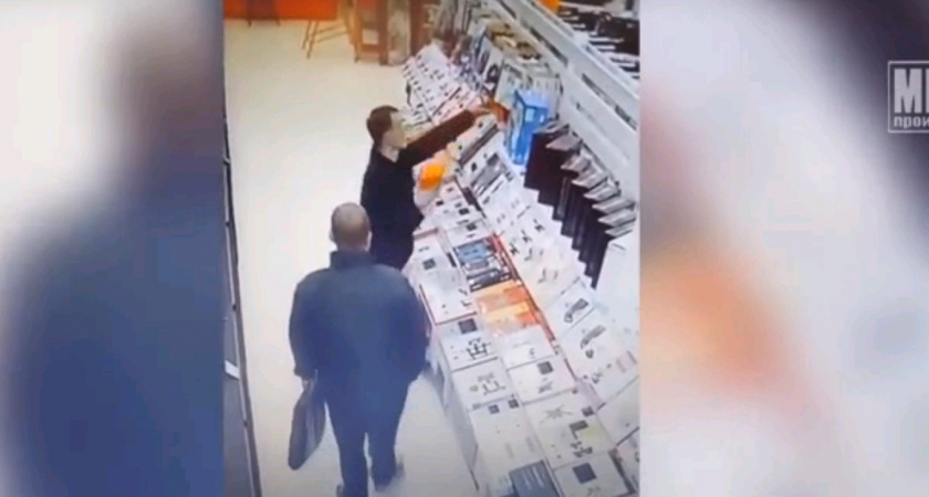 В Кирово-Чепецке разыскивают мужчин, укравших из магазина электротехники пять медиаплееров