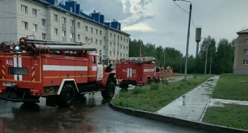 В Кировской области прошла сильная гроза: молния ударила в дом, начался пожар
