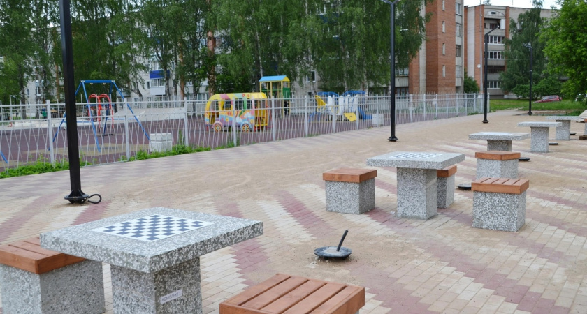 В чепецком парке "Южный" появились столики для игры в шашки и тренажеры