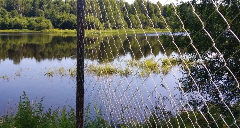 В Кирово-Чепецком районе загородный лагерь не пускает людей к общедоступному пруду