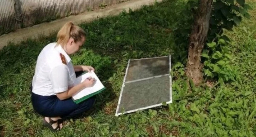 В Кировской области из окна дома выпала семилетняя девочка