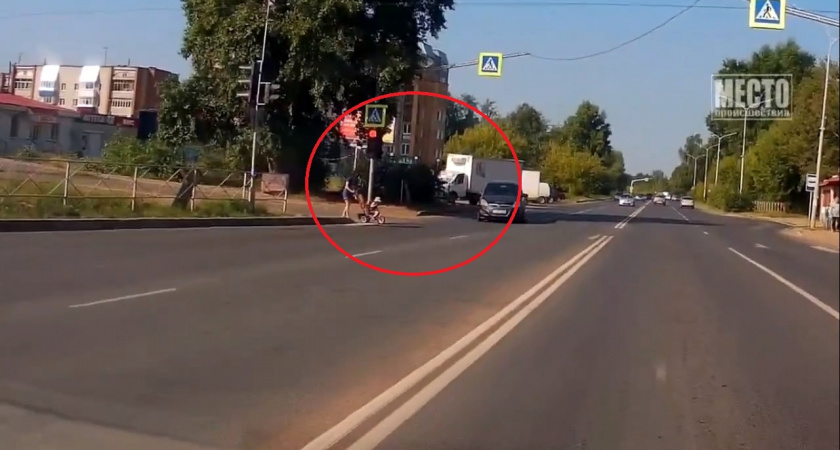 В Чепецке женщина с ребенком чуть не оказались под колесами авто