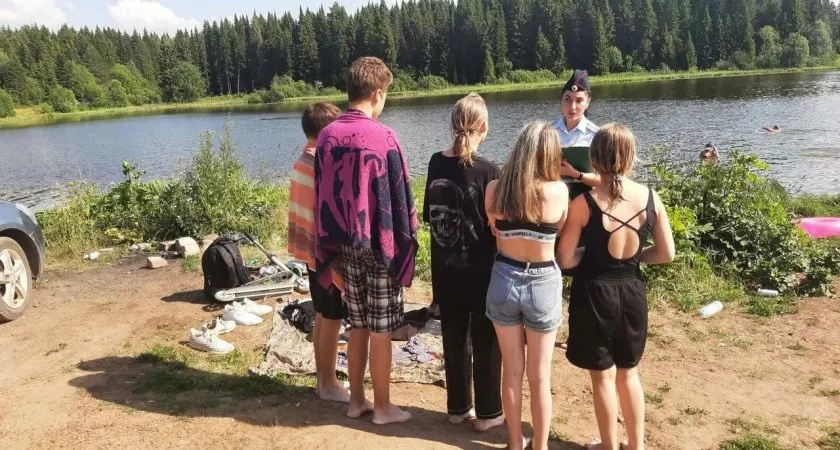 На пляже в Кирово-Чепецке заметили подростков, которые купались без взрослых