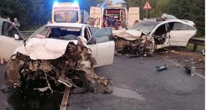 Машины превратились в груду металла: в Слободском районе столкнулись два встречных авто