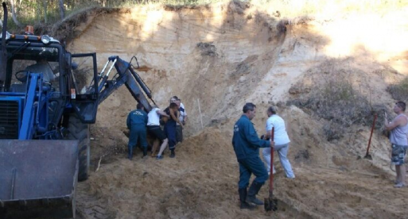 Восьмилетняя девочка погибла в овраге под завалами песка в Кировской области