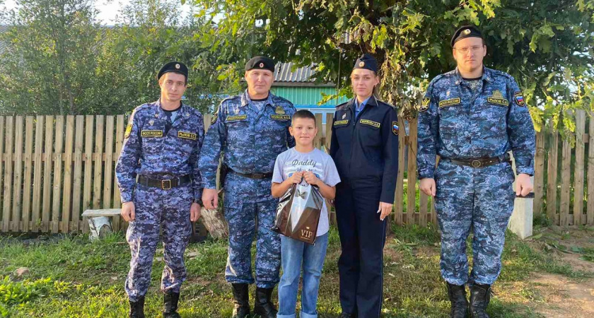 В рамках акции "Собери ребенка в школу" дети из Кирово-Чепецка получили канцтовары и игрушки