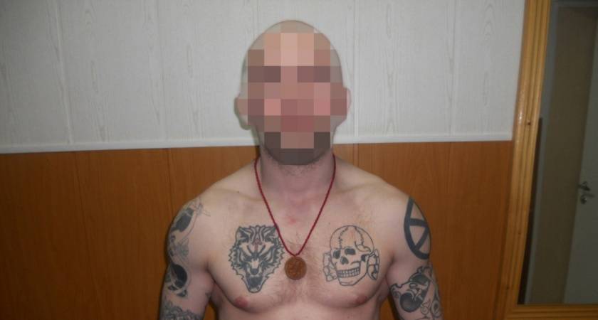 Обладателя татуировки со свастикой обязали носить одежду с длинными рукавами