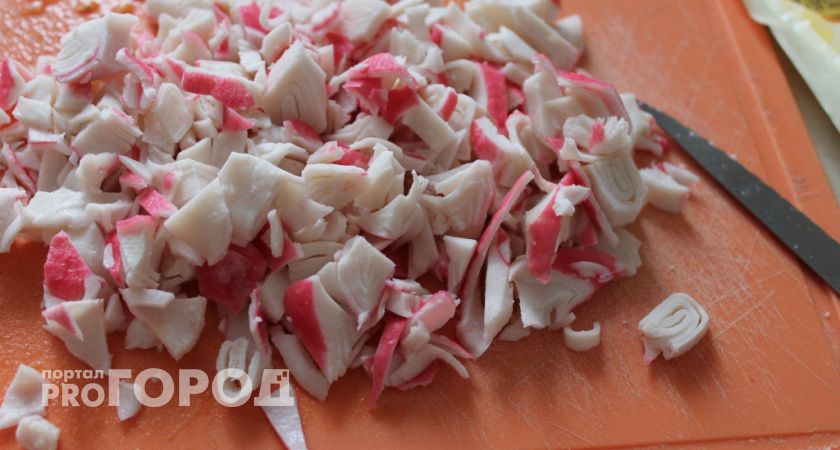 Только крахмал и соя в составе: в Роскачестве рассказали, какие крабовые палочки лучше не покупать