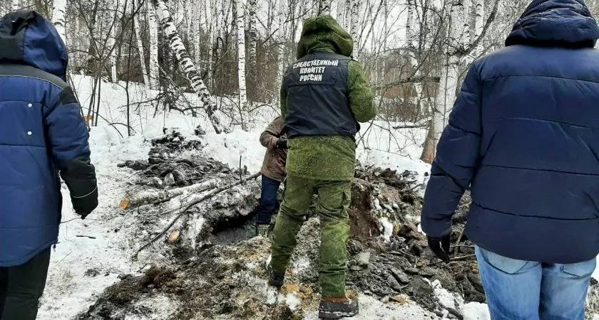 Множество ножевых ранений: в Кировской области нашли спрятанное в лесу тело мужчины