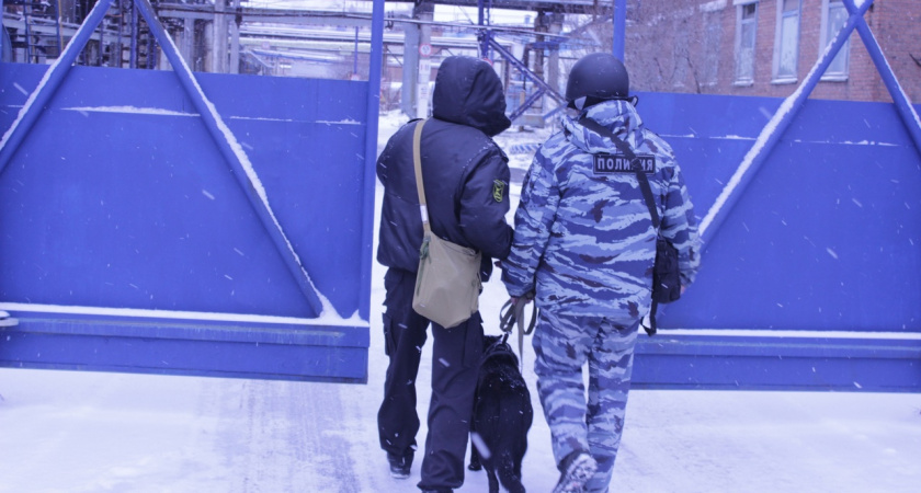 На чепецкий завод приехали силовики