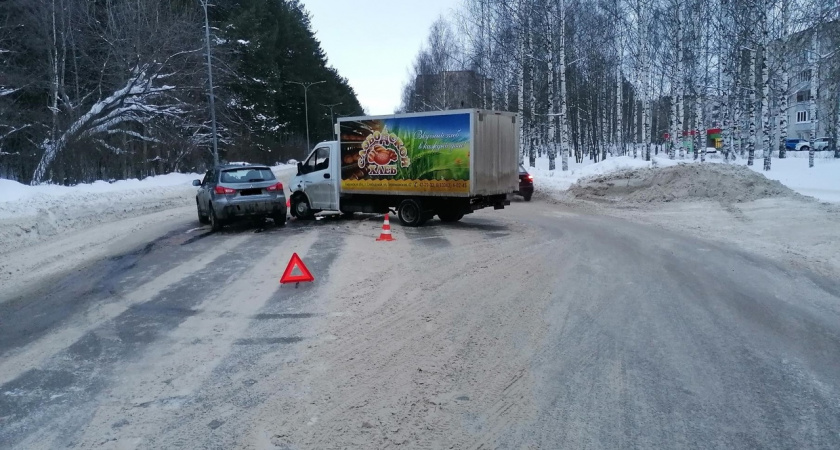 В Кирово-Чепецке столкнулись грузовик и иномарка: есть пострадавшие