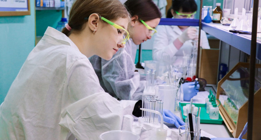 Чепецкие одаренные школьники занялись решением экспериментальных задач по химии