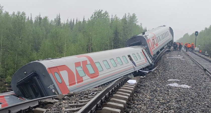 В Республике Коми пассажирский поезд сошел с рельсов: что известно о происшествии 