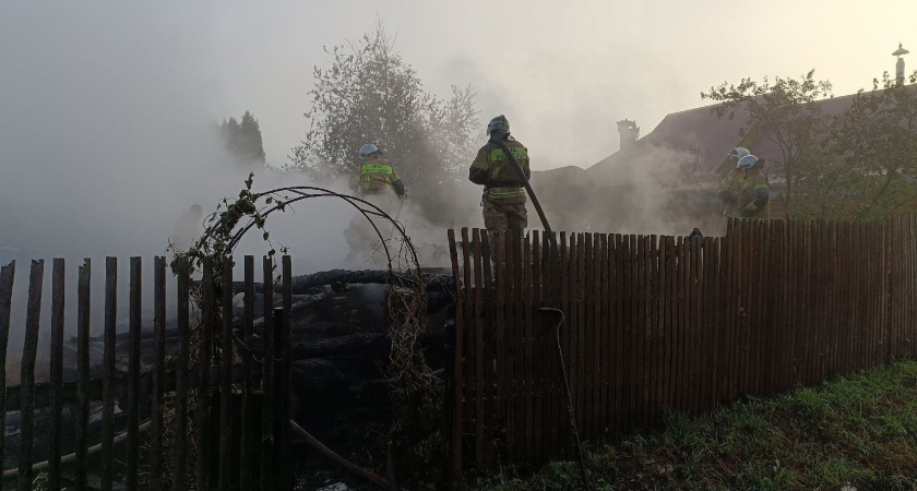 Огонь полностью уничтожил два дома и баню в Слободском районе