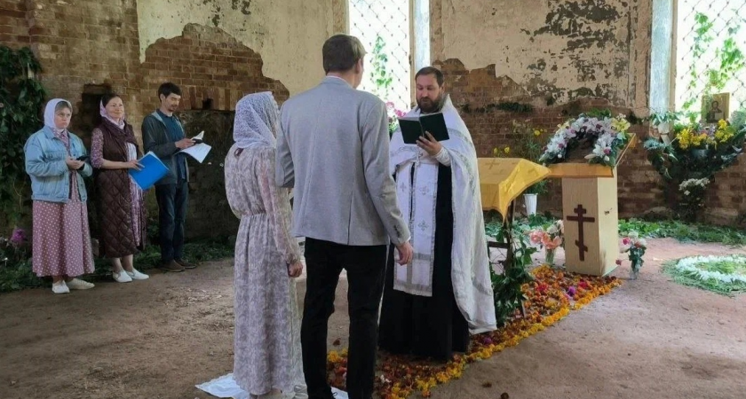 Чепчане обвенчались в заброшенном храме в Удмуртии