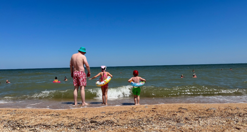 "Купаться невозможно, мы все сидим на берегу": Черное море преподнесло неприятный сюрприз отдыхающим