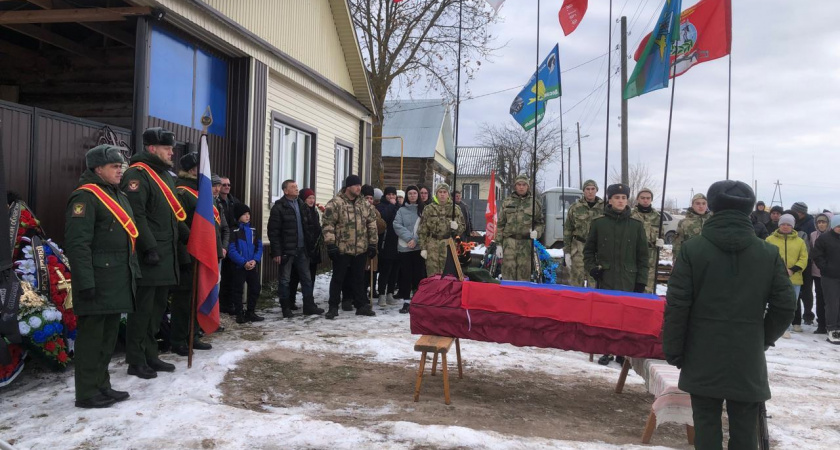 В Кировской области в последний путь проводили погибшего контрактника