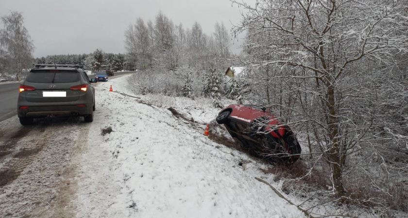 В Кирово-Чепецком районе автоледи не удержала иномарку на дороге, съехав в кювет