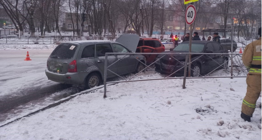 Сразу три легковушки не поделили дорогу в Кирово-Чепецке: есть пострадавшие