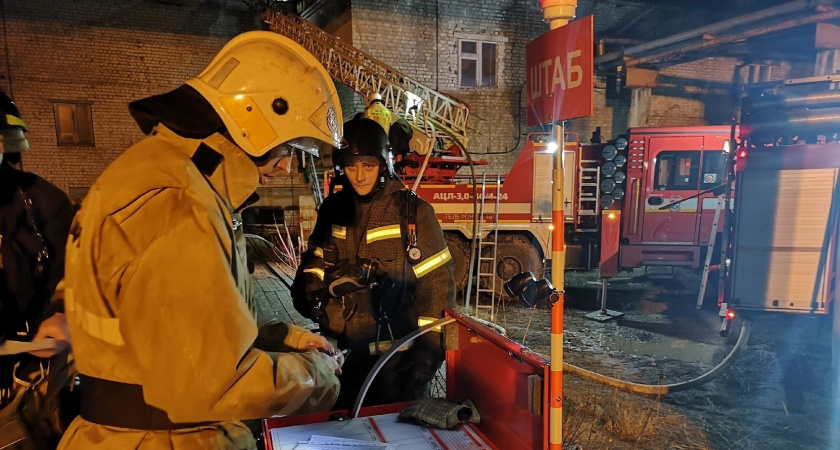 В Кировской области спасателей вызывали на пять пожаров и четыре ДТП за сутки