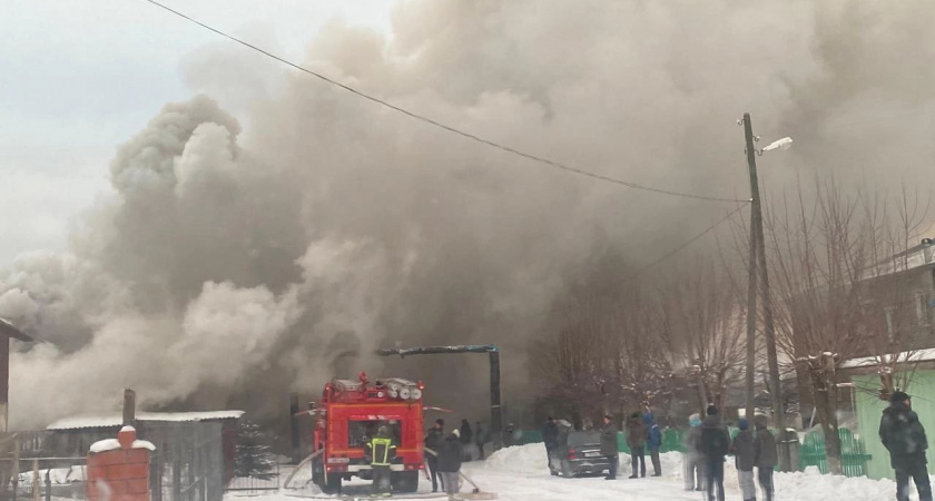 В Кильмези произошел крупный пожар в деревянном доме, где жили пенсионеры