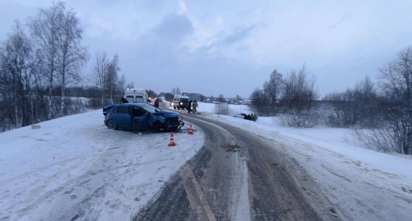 Пять человек пострадали в аварии на трассе в Кировской области