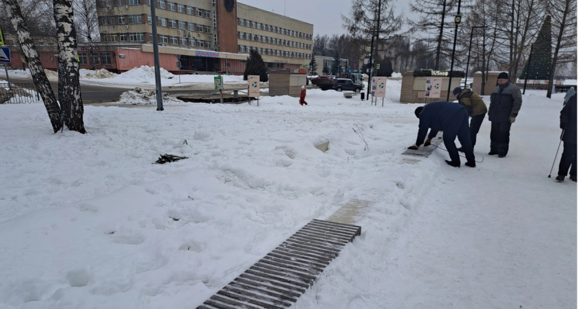 В сквере "Река времени" убрали рабатки и несколько скамеек