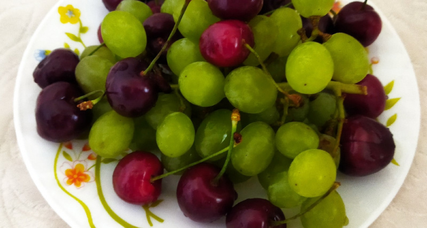 Эта любимая ягода — самая вредная: а мы покупаем ее как лакомство, да еще и уговариваем детей есть