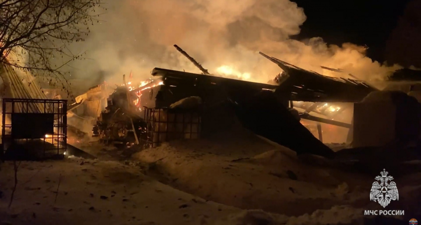 В Кирово-Чепецком районе мощный пожар уничтожил жилой дом, баню и хозпостройки