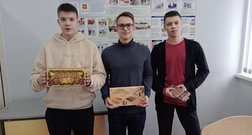 Кирово-чепецкие студенты подарили подопечным дома-интерната настольные игры