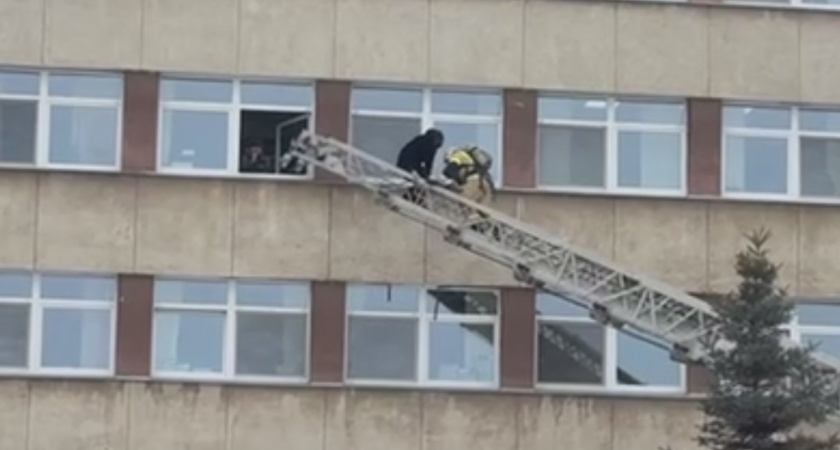 Из здания кирово-чепецкой администрации спасли условно оставшегося человека