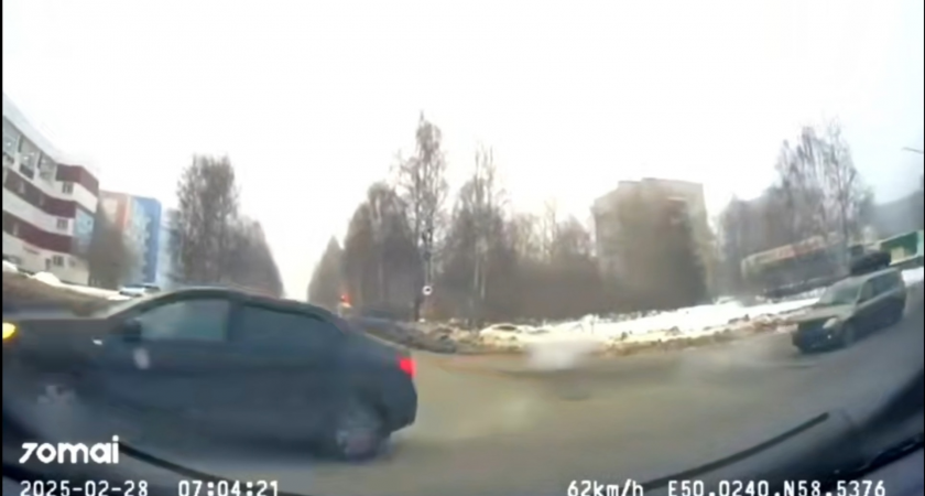 Водитель черного седана чуть не спровоцировал ДТП с пострадавшими на перекрестке Ленина и Некрасова