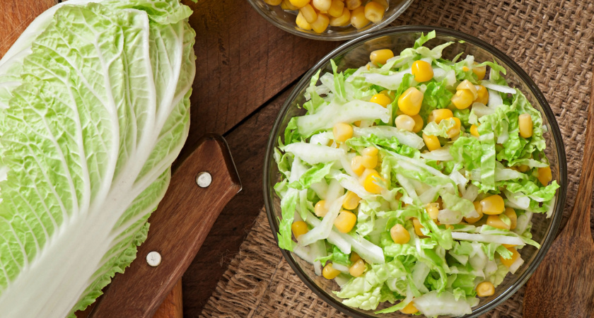 Сочный салат с пекинкой: готовится за 5 минут — вкусно настолько, что домашние рычат от удовольствия