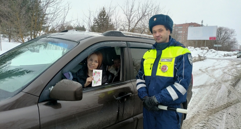 Автоинспекторы с открытками вышли на дороги Кирово-Чепецка