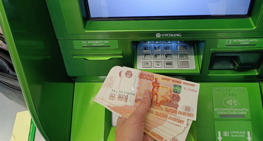 Россиянам решили дать по 12 000 рублей от СФР в марте. Известна дата прихода денег на карту