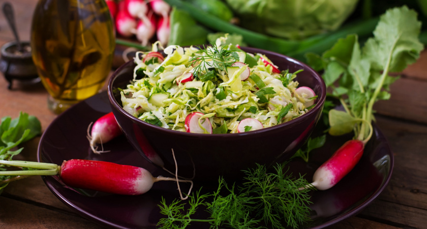 Салат с пекинской капустой "Красотка": идеален на праздники — такой вкусный, что гостей за уши не оттащить