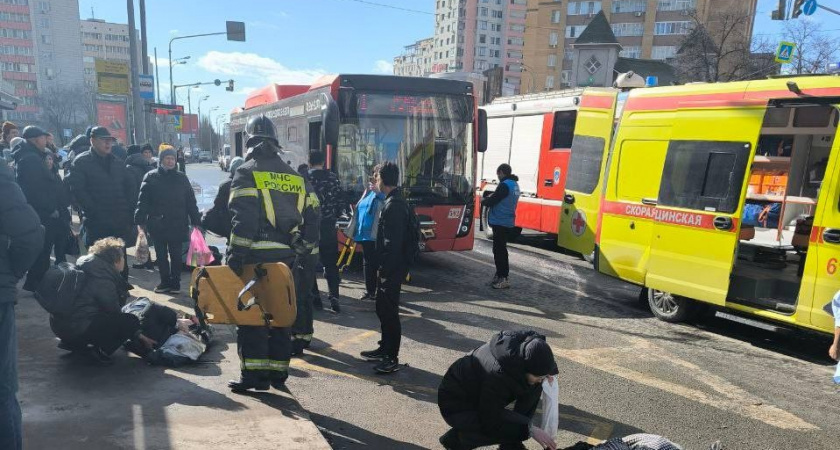 В Казани машина протаранила автобусную остановку, пострадали 11 человек 