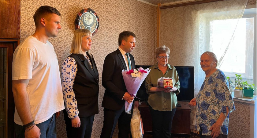 "С героической датой!": председатель горсовета ветеранов и глава Кирово-Чепецка поздравили ветерана со 101-ым днем рождения