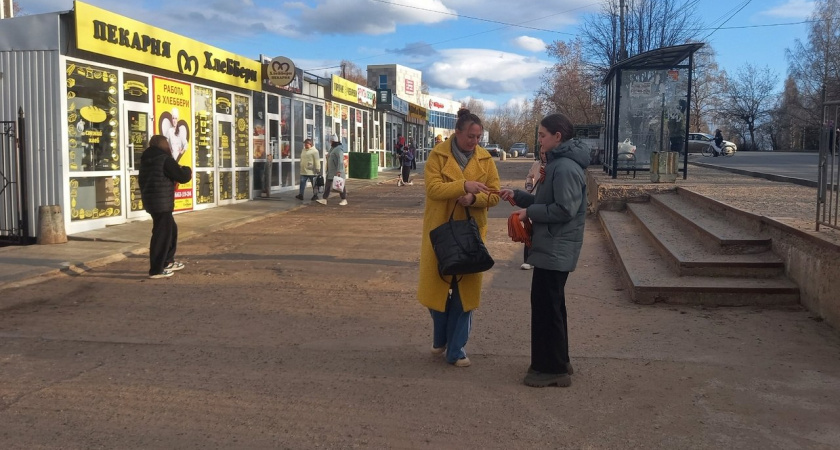 В Кирово-Чепецке волонтеры раздают георгиевские ленточки в рамках всероссийской акции 