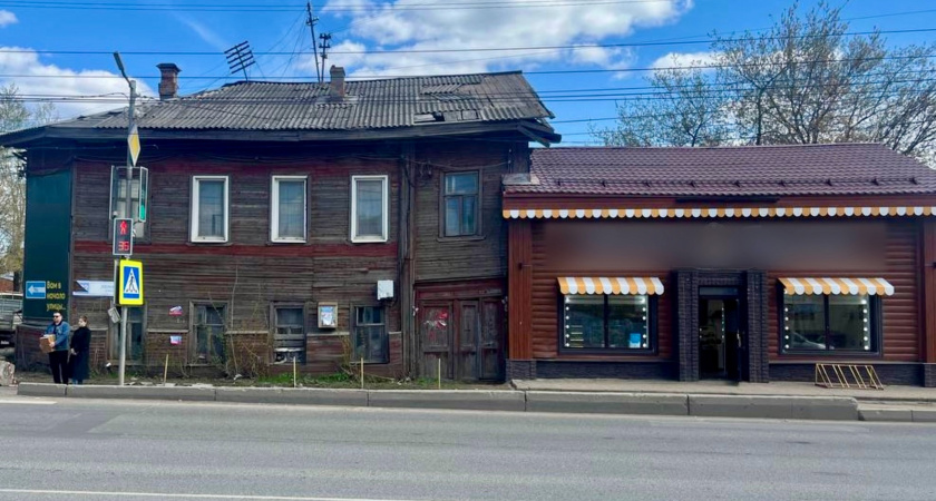 В Кирове с крыши дома на тротуар упали листы шифера: в СК России начали проверку