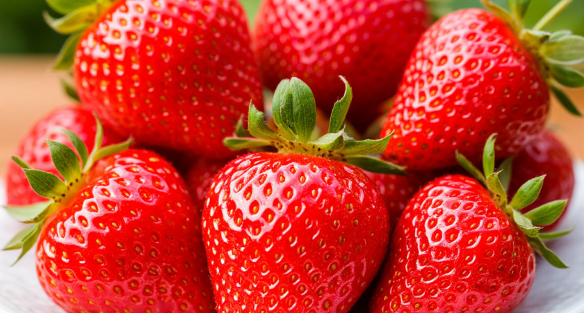 Хотите собирать сладкую и крупную клубнику ведрами? Лейте эти растворы под кустики в мае