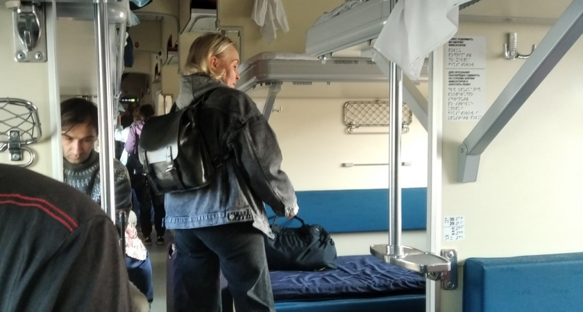 "В 7 утра с верхней полки слезла попутчица и стала будить меня, чтобы я уступил ей место"